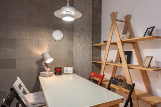 Domowe biuro 4-10 m2: ergonomia, akustyka, oświetlenie i okablowanie krok po kroku