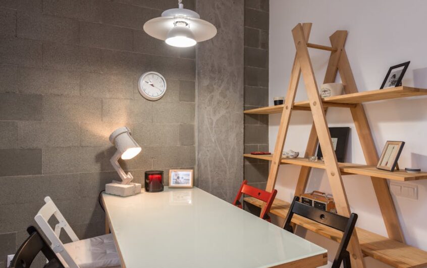 Domowe biuro 4-10 m2: ergonomia, akustyka, oświetlenie i okablowanie krok po kroku