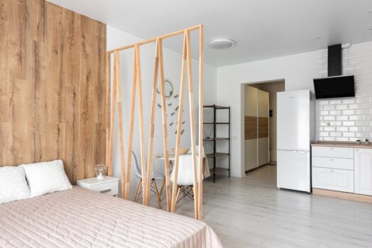 Ściana działowa z płyt g-k w mieszkaniu: akustyka, stelaż, drzwi i koszty krok po kroku