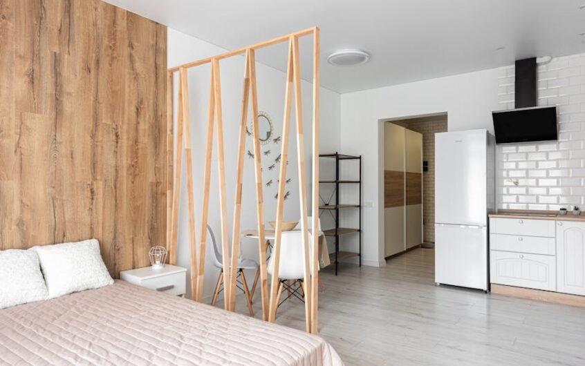 Ściana działowa z płyt g-k w mieszkaniu: akustyka, stelaż, drzwi i koszty krok po kroku