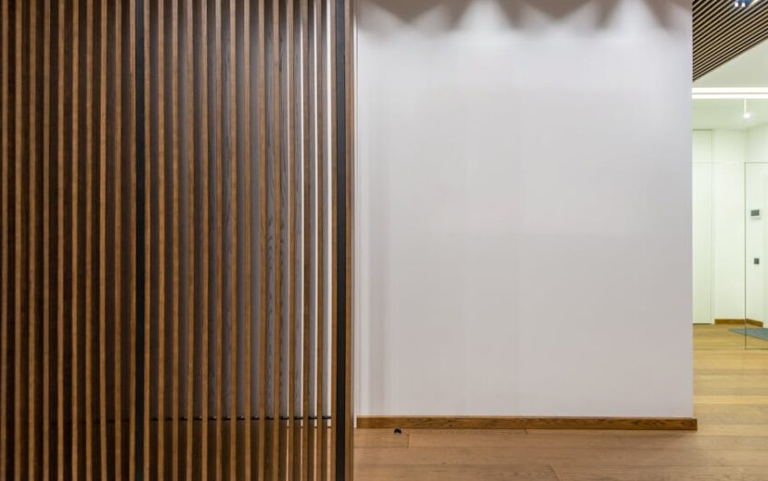 Ściana z lameli w mieszkaniu: dobór materiału, rozstaw, montaż i akustyka krok po kroku