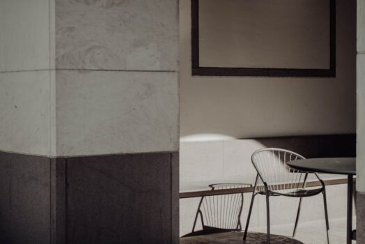 Podłoga winylowa w mieszkaniu: LVT vs SPC, podkład, montaż i koszty krok po kroku