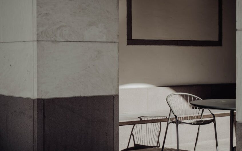 Podłoga winylowa w mieszkaniu: LVT vs SPC, podkład, montaż i koszty krok po kroku