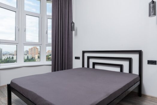 Listwy przypodłogowe i progowe w mieszkaniu: dobór, montaż, dylatacje i koszty krok po kroku