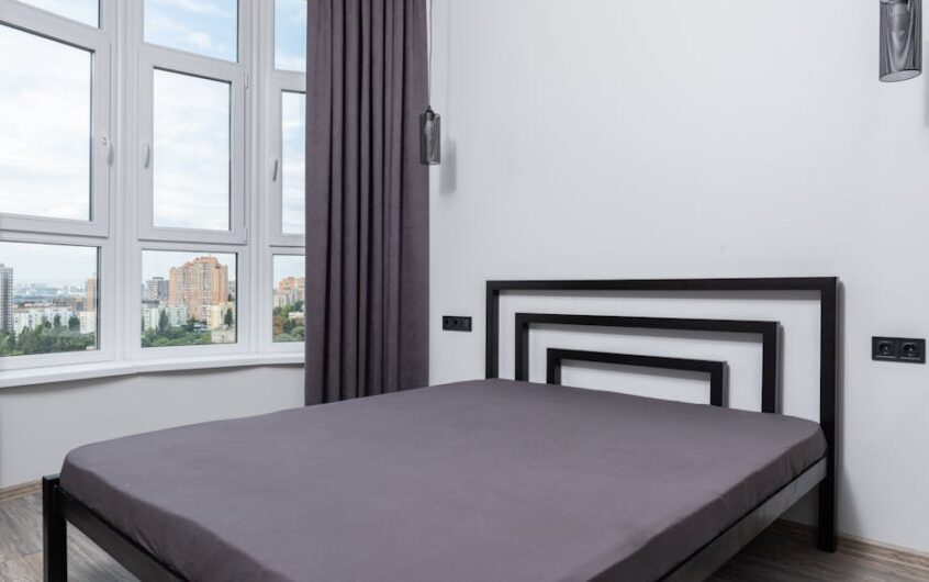 Listwy przypodłogowe i progowe w mieszkaniu: dobór, montaż, dylatacje i koszty krok po kroku