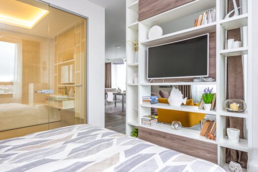 Regał wnękowy na wymiar w mieszkaniu: projekt, materiały, okucia i montaż krok po kroku