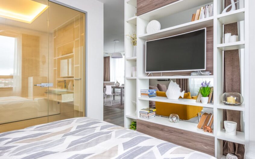 Regał wnękowy na wymiar w mieszkaniu: projekt, materiały, okucia i montaż krok po kroku