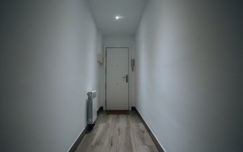 Drzwi ukryte i bezprzylgowe w mieszkaniu: systemy, ościeżnice, montaż i koszty krok po kroku