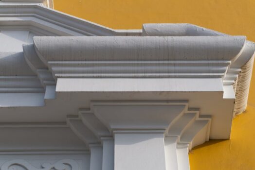 Sztukateria ścienna i sufitowa w mieszkaniu: dobór profili, montaż i koszty krok po kroku