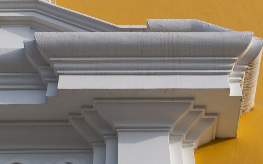 Sztukateria ścienna i sufitowa w mieszkaniu: dobór profili, montaż i koszty krok po kroku