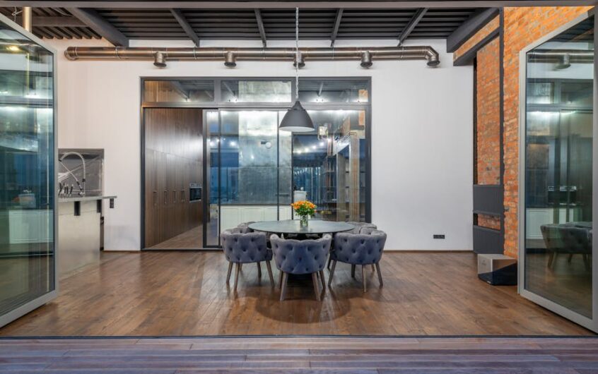 Cegła dekoracyjna w mieszkaniu: wybór płytek, montaż, fugowanie i koszty krok po kroku