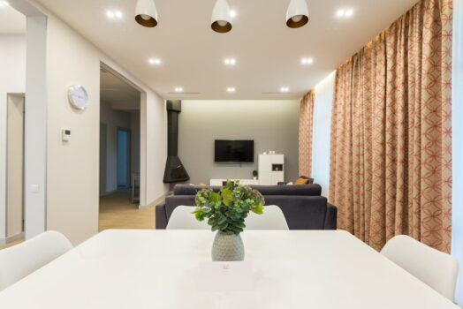 Karnisze i szyny sufitowe w mieszkaniu: pomiar, montaż, tkaniny i koszty krok po kroku