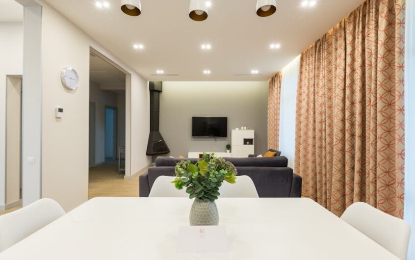 Karnisze i szyny sufitowe w mieszkaniu: pomiar, montaż, tkaniny i koszty krok po kroku