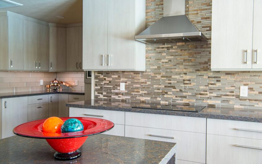 Blaty kuchenne w mieszkaniu: materiały, pomiar, montaż, łączenia i koszty krok po kroku