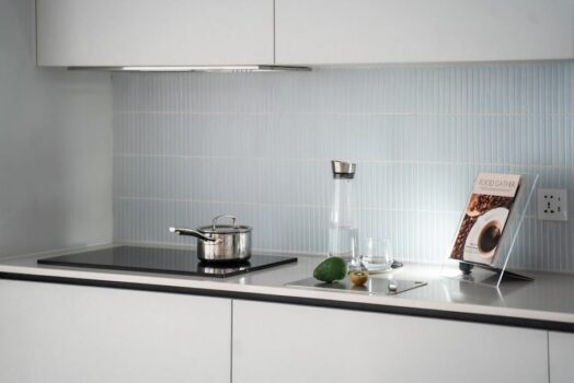 Panel szklany w kuchni: wybór szkła, pomiar, otwory i montaż krok po kroku