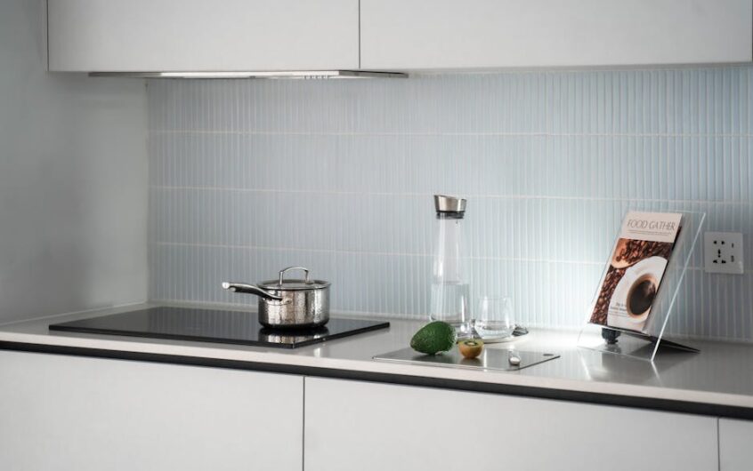 Panel szklany w kuchni: wybór szkła, pomiar, otwory i montaż krok po kroku